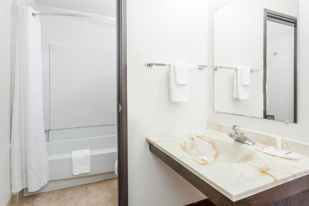Queen Room - Non-Smoking room - Image 3