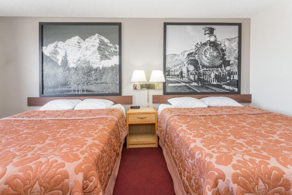 Queen Room with Two Queen Beds - Non-Smoking room - Image 2