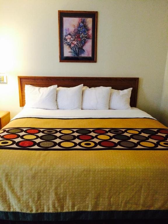 King Room - Handicap Accessible room - Image 2