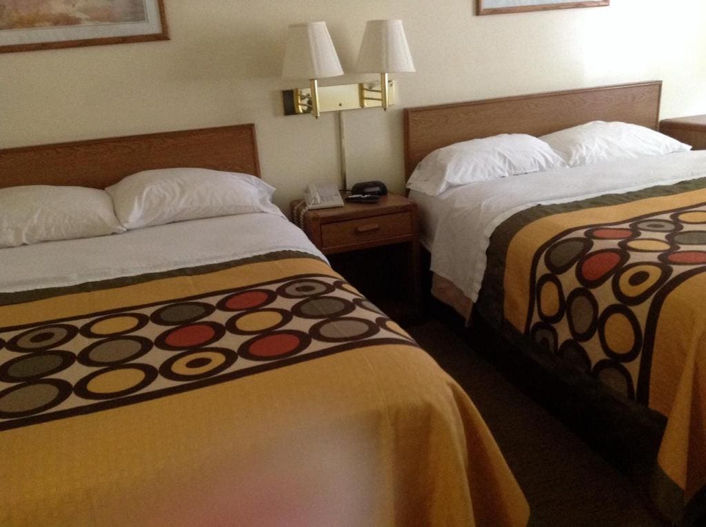 Queen Room with Two Queen Beds - Non-Smoking room - Image 3