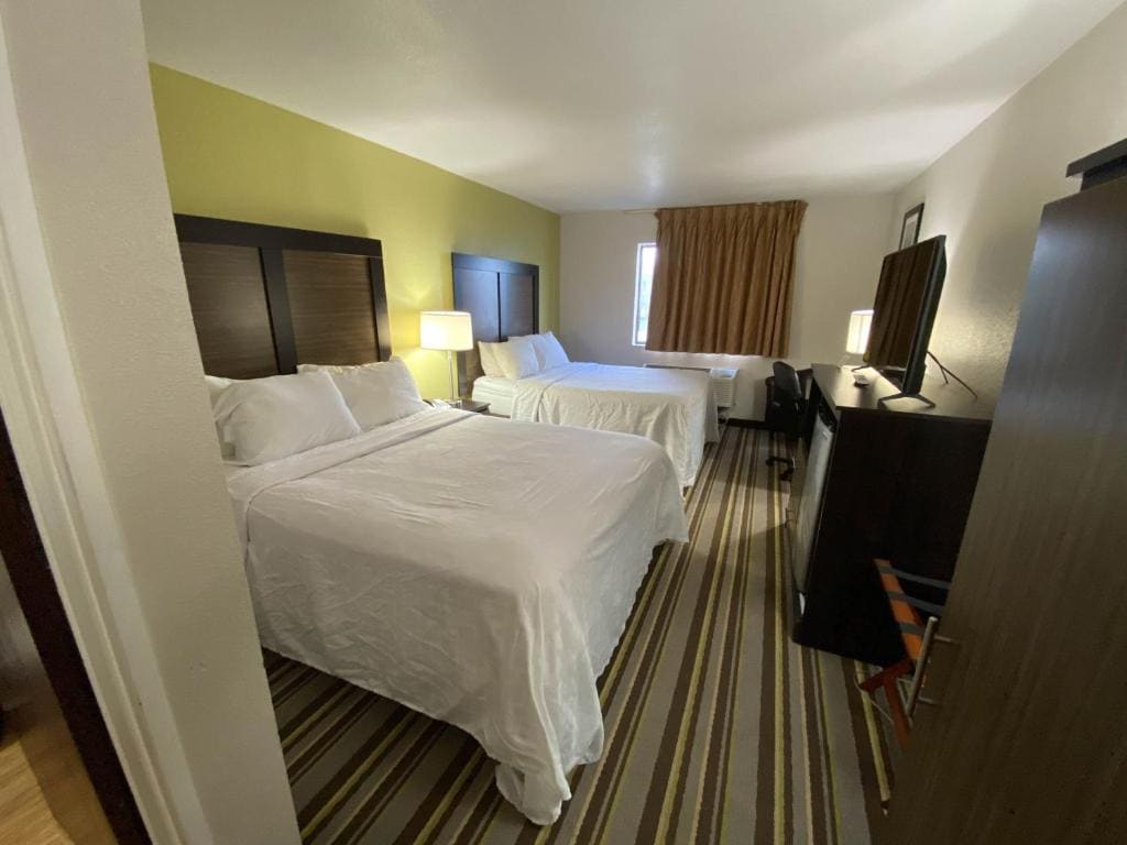Queen Room with Two Queen Beds - Non-Smoking room - Image 2