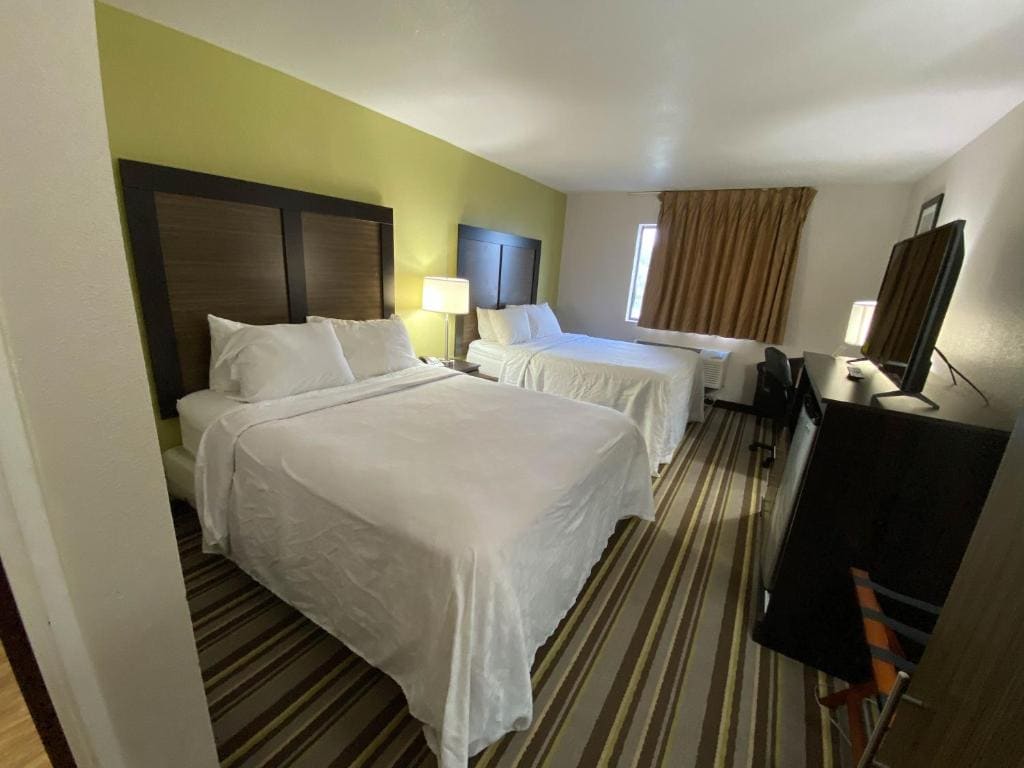 Queen Room with Two Queen Beds - Non-Smoking room - Image 3