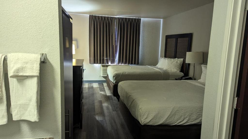 Queen Room with Two Queen Beds - Non-Smoking room - Image 1