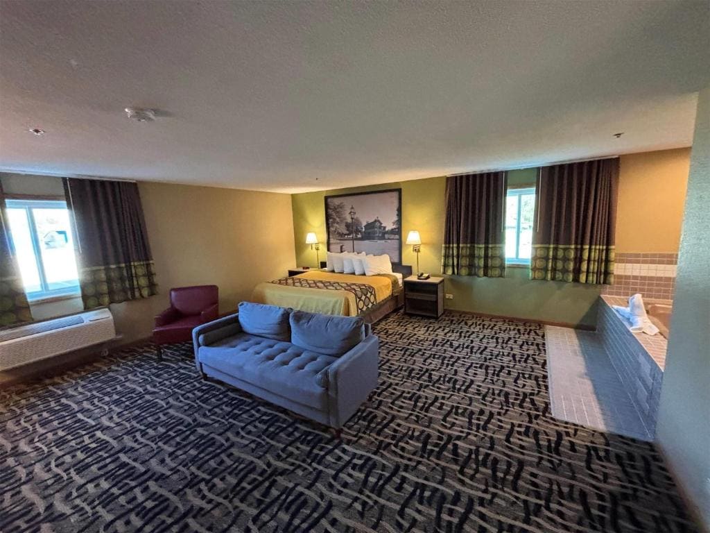 Deluxe King Suite with Jetted Tub - Non-Smoking room - Image 1