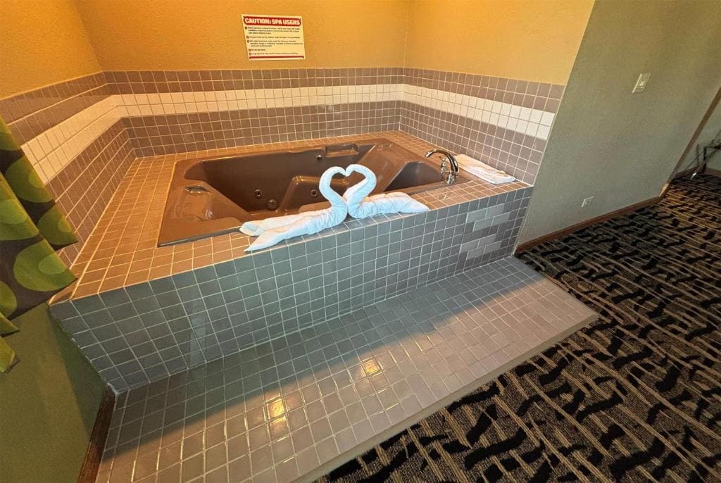 Deluxe King Suite with Jetted Tub - Non-Smoking room - Image 2