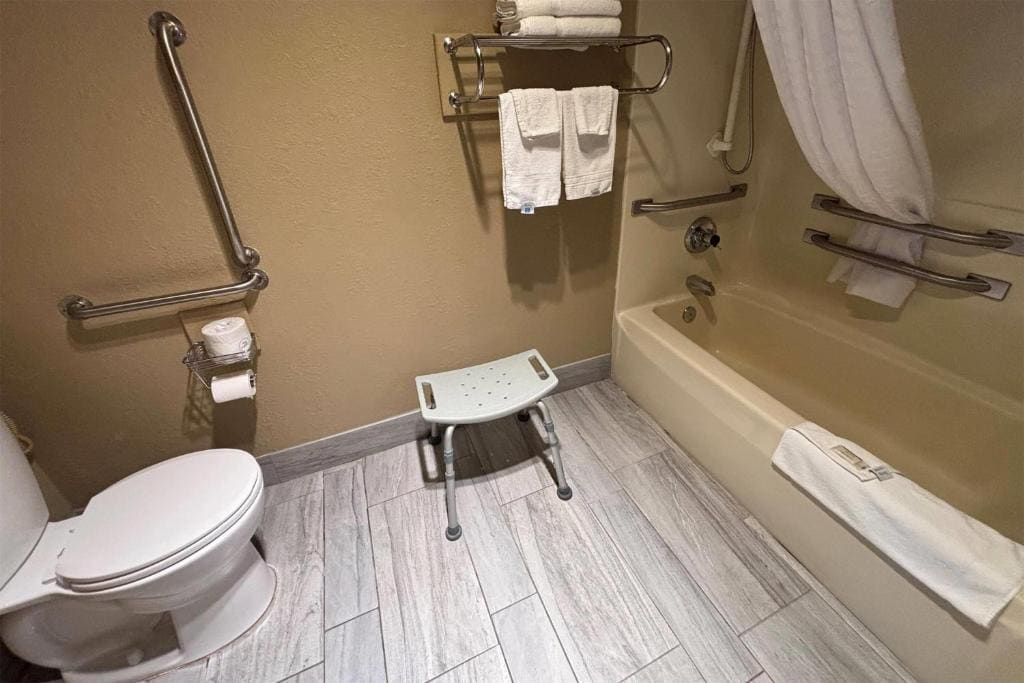 Queen Room - Mobility Access/Non-Smoking room - Image 2