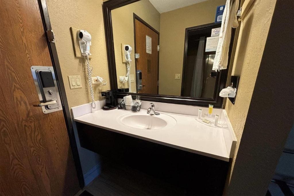 Queen Room - Non-Smoking room - Image 1