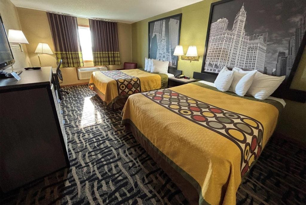 Queen Room with Two Queen Beds - Non-Smoking room - Image 2