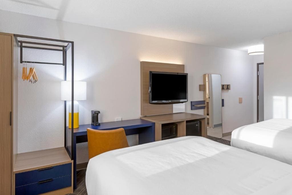 Standard Double Room with Two Double Beds - Non Smoking room - Image 2