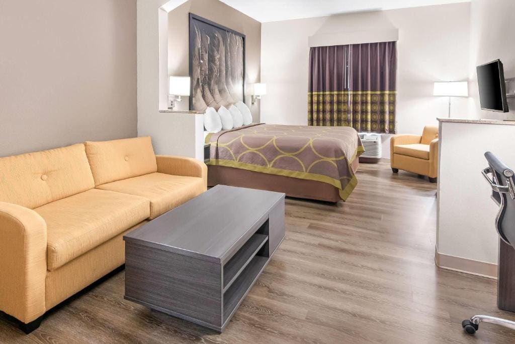 Queen Room with Two Queen Beds - Non-Smoking room - Image 2