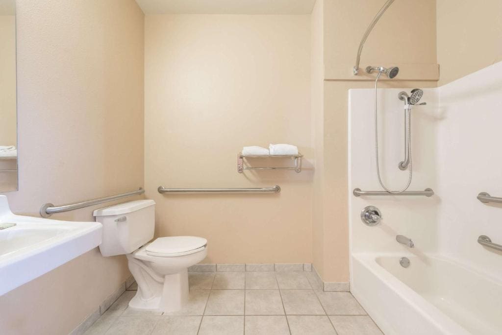 King Room with Roll-In Shower - Mobility/Hearing Accessible - Non-Smoking room - Image 1
