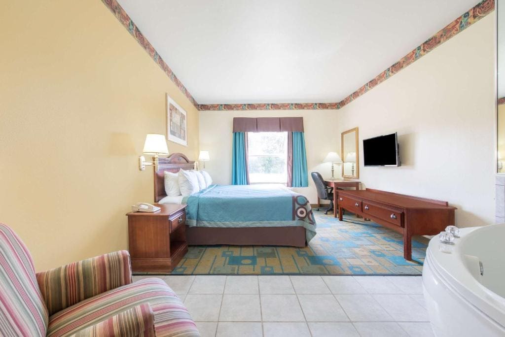 Deluxe King Room with Spa Bath- Non-Smoking room - Image 1