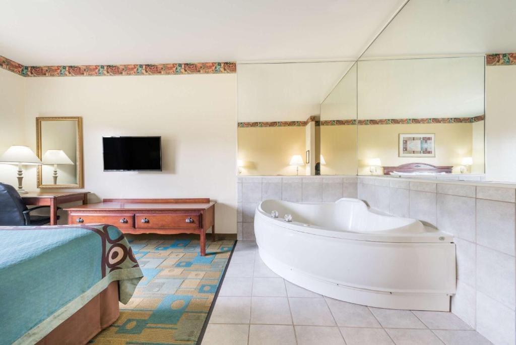 Deluxe King Room with Spa Bath- Non-Smoking room - Image 2