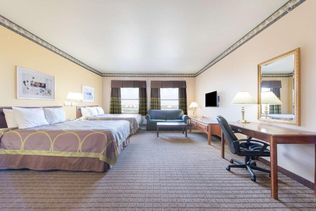 Deluxe Queen Suite with Two Queen Beds - Non-Smoking room - Image 2