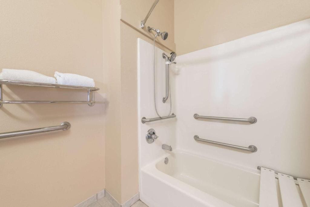 King Room with Roll-In Shower - Mobility/Hearing Accessible - Non-Smoking room - Image 2