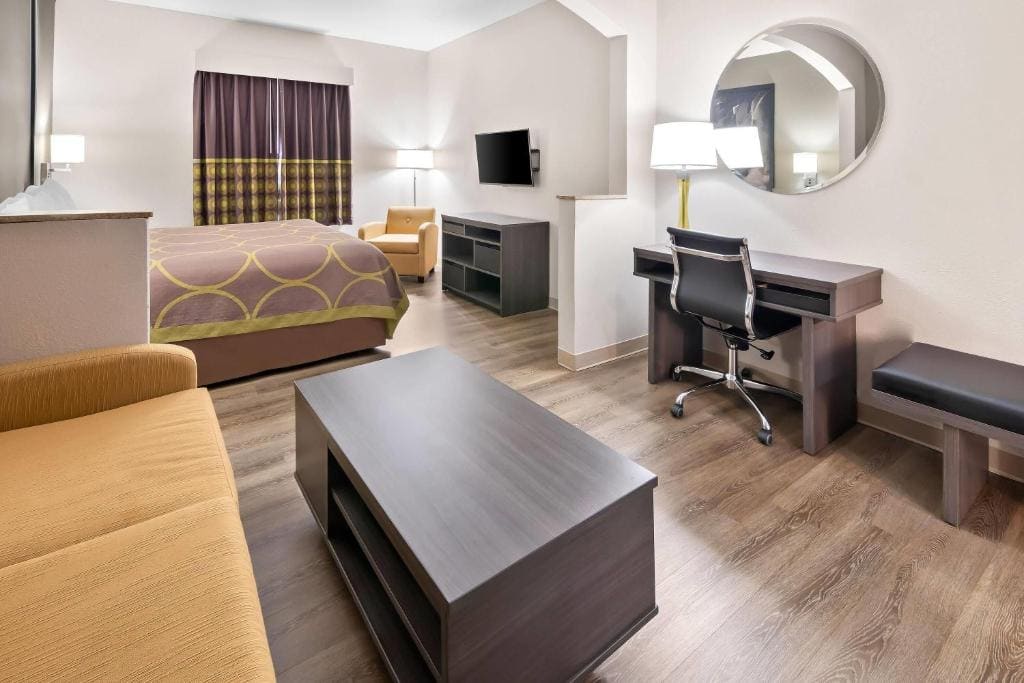 King Suite - Non-Smoking room - Image 2