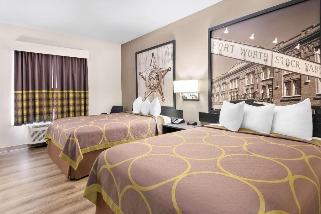 Queen Room with Two Queen Beds - Non-Smoking room - Image 3