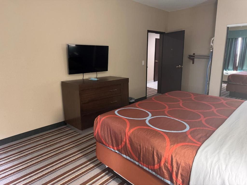 One-Bedroom Deluxe King Room - Non-Smoking room - Image 3