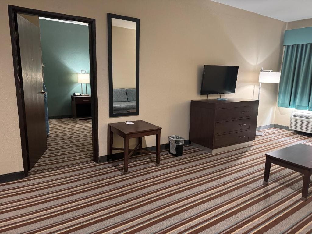One-Bedroom Deluxe King Room - Non-Smoking room - Image 2