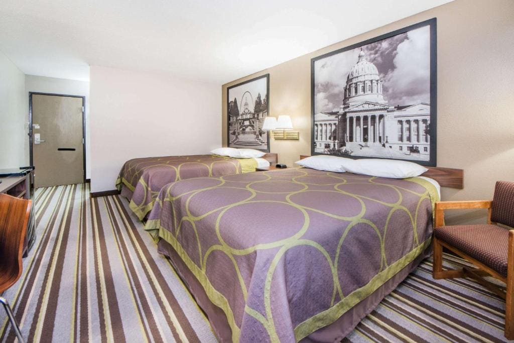 Queen Room with Two Queen Beds - Non-Smoking room - Image 3