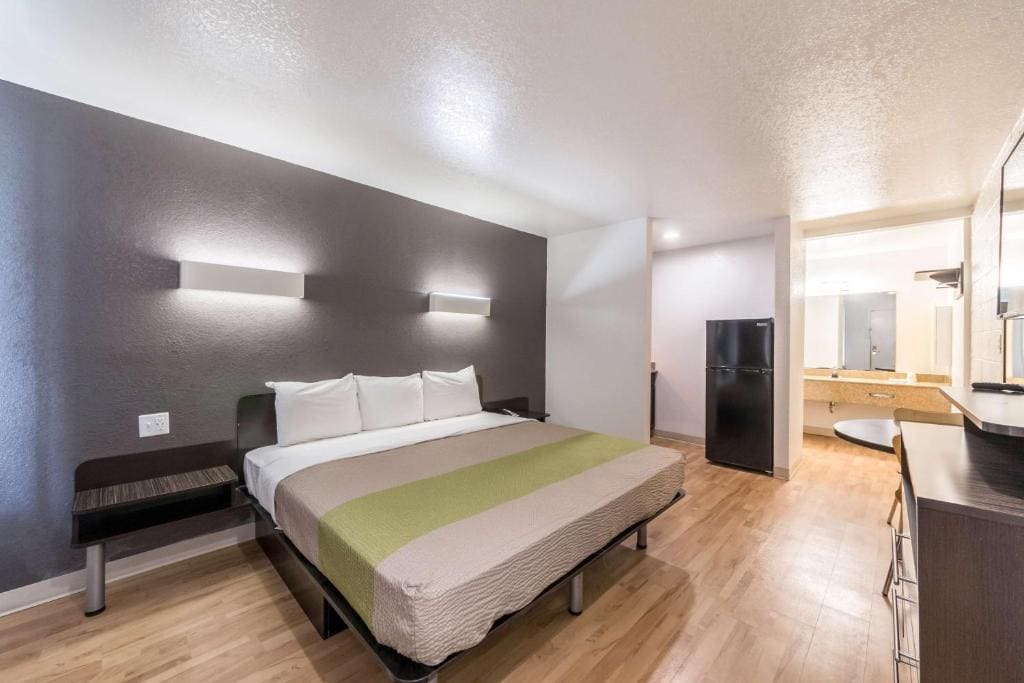 Deluxe King Room - Non-Smoking room - Image 3