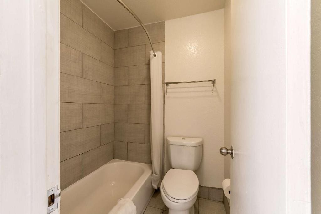 Deluxe King Room - Non-Smoking room - Image 2
