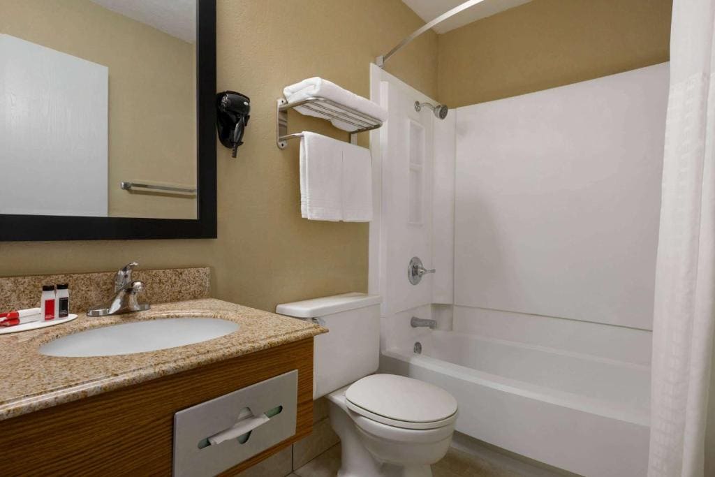 Queen Room with Two Queen Beds - Non-Smoking room - Image 3