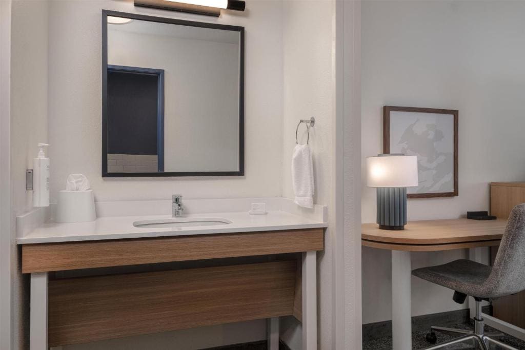 Queen Room with Roll-In Shower - Mobility Access room - Image 2