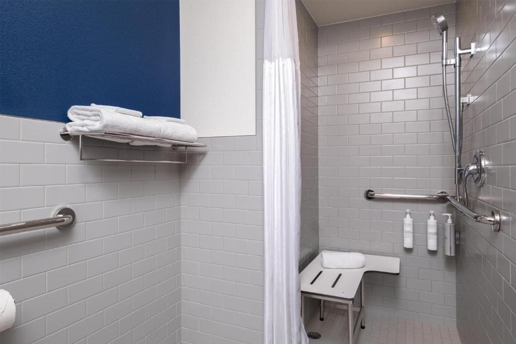 Queen Room with Roll-In Shower - Mobility Access room - Image 1