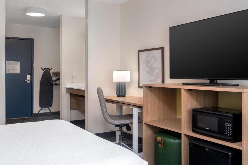 Queen Room with Roll-In Shower - Mobility Access room - Image 3