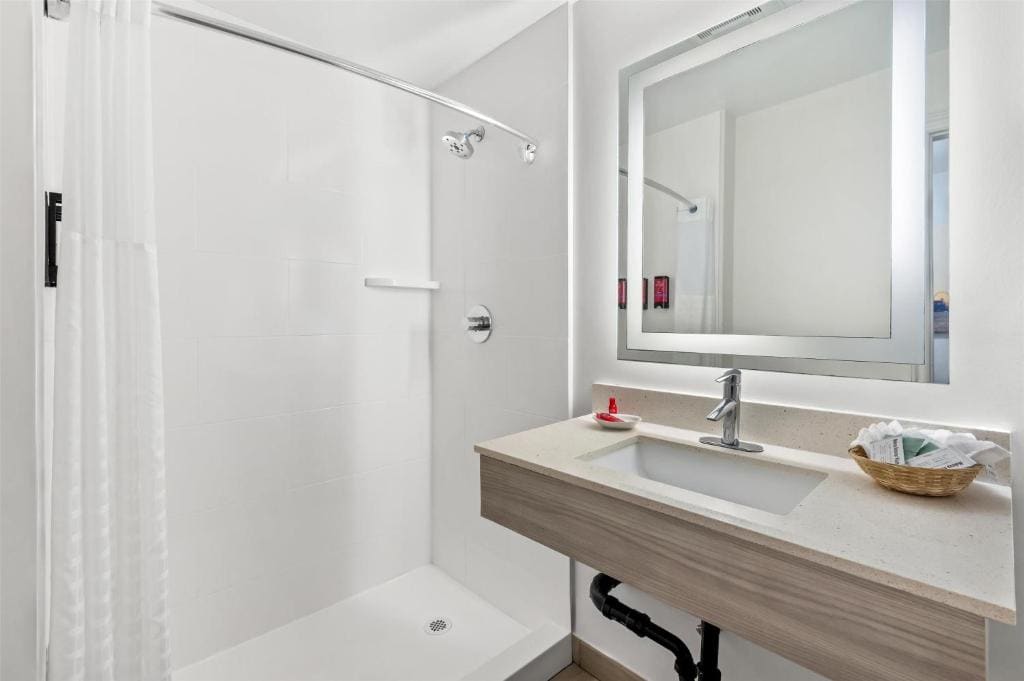 Courtyard King Bed room - Image 1
