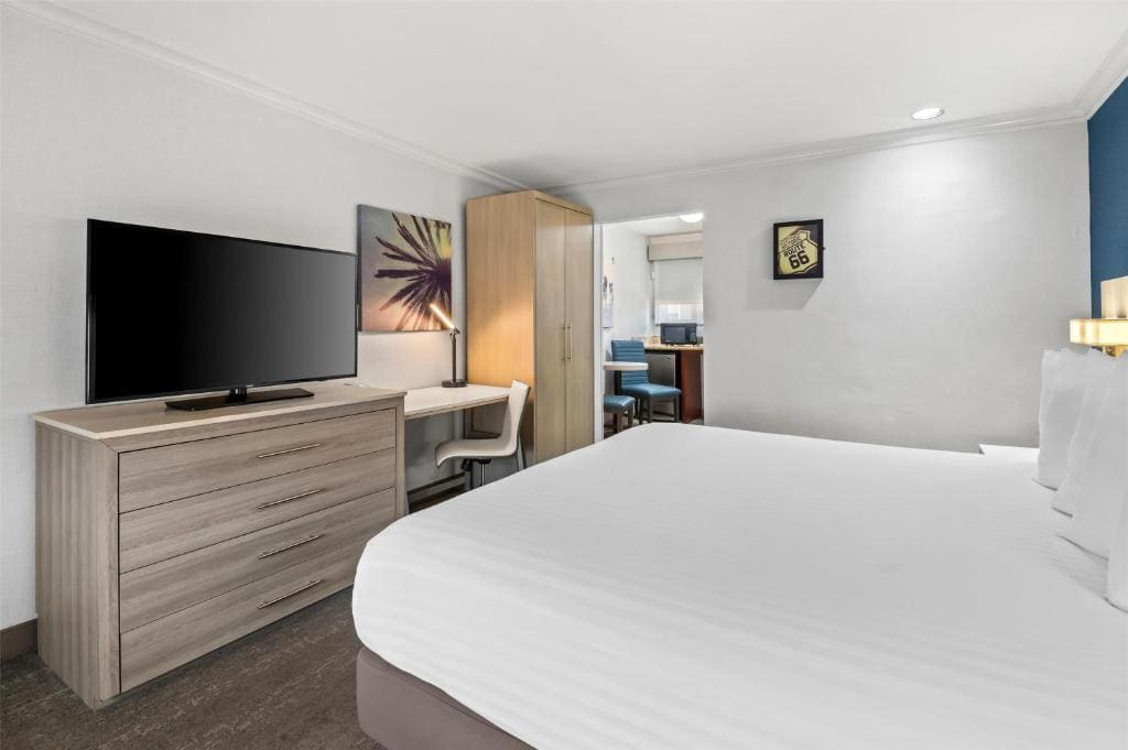 Courtyard King Bed room - Image 3