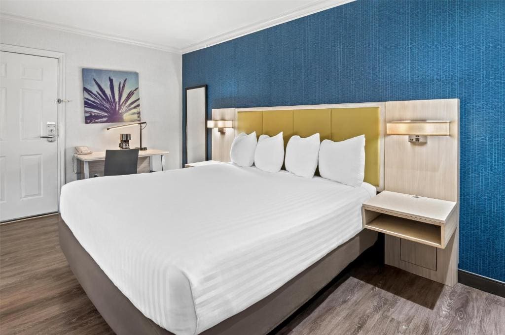 King Suite with Jacuzzi room - Image 2