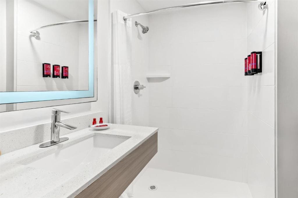 King Suite with Jacuzzi room - Image 1