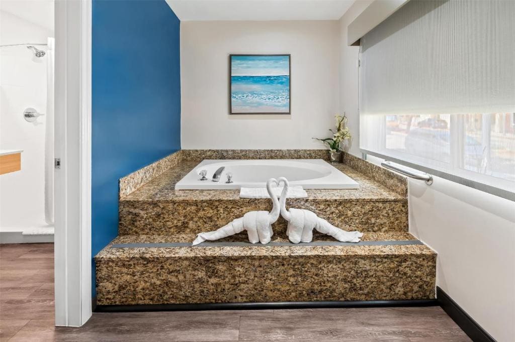 King Suite with Jacuzzi room - Image 3