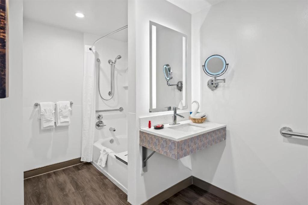 Queen Room - Mobility Accessible/Non-Smoking room - Image 2