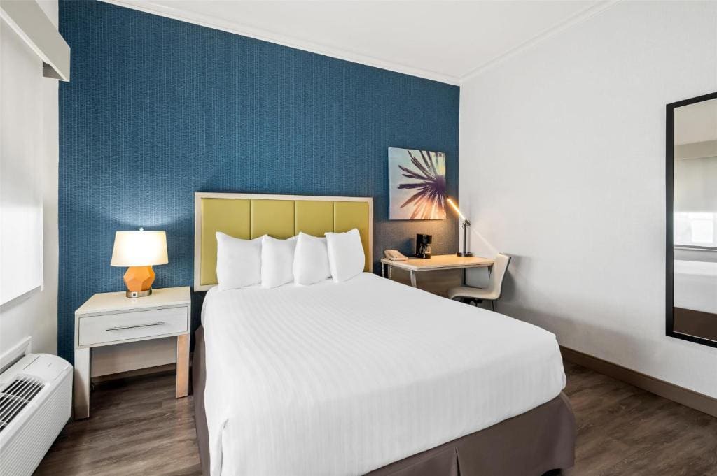 Queen Room - Mobility Accessible/Non-Smoking room - Image 3