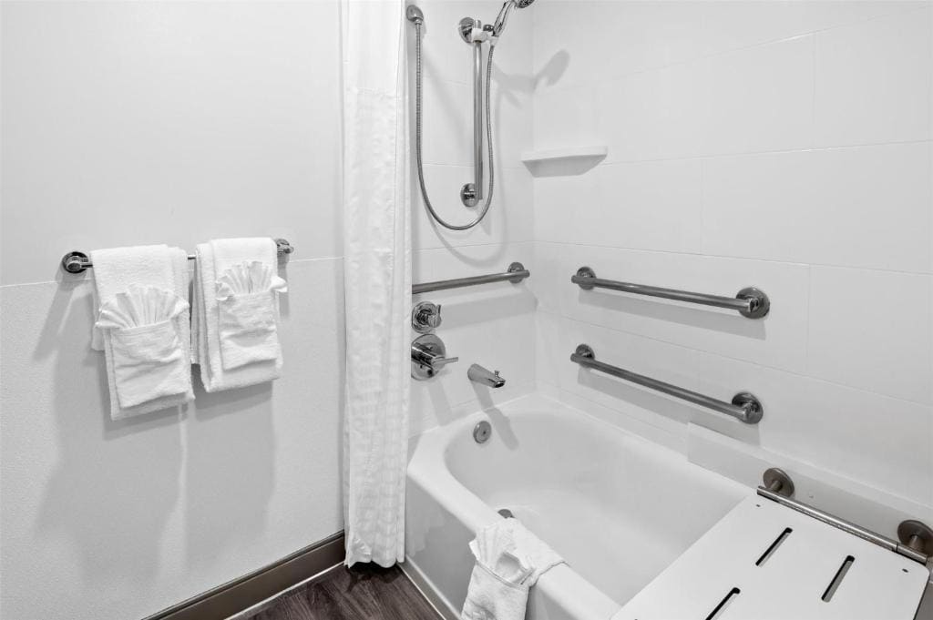 Queen Room - Mobility Accessible/Non-Smoking room - Image 1