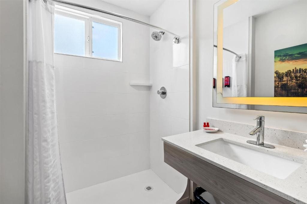 Queen Room with Two Queen Beds - Pet Friendly room - Image 1