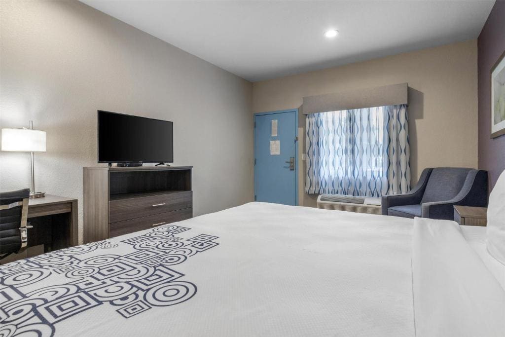 King Room - Non-Smoking room - Image 2