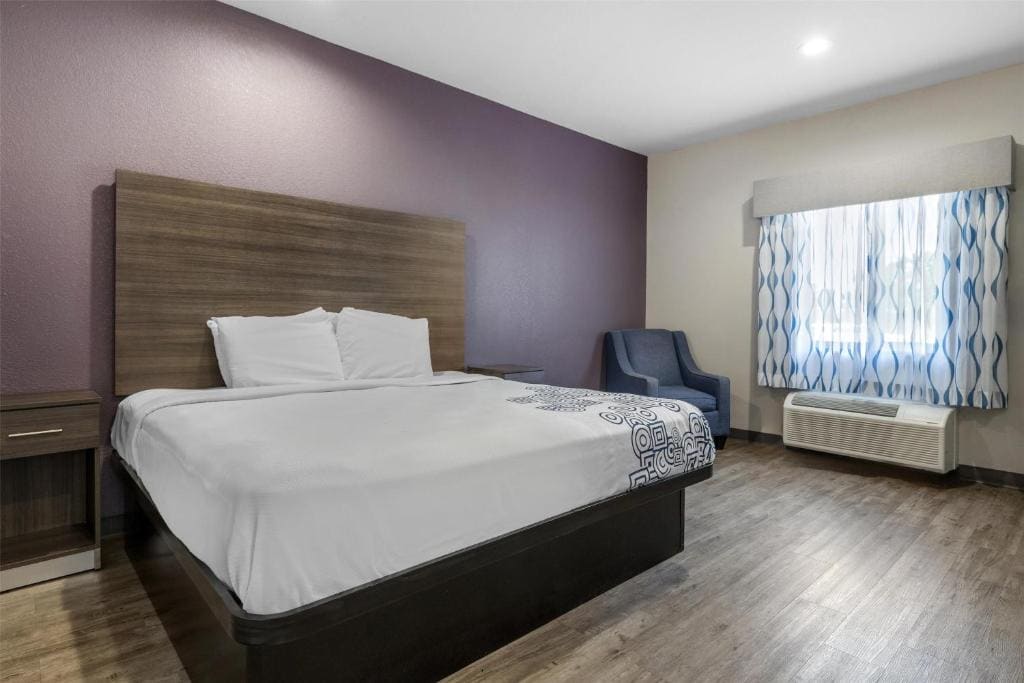 King Room with Roll-in Shower - Disability Access/Non-Smoking room - Image 3