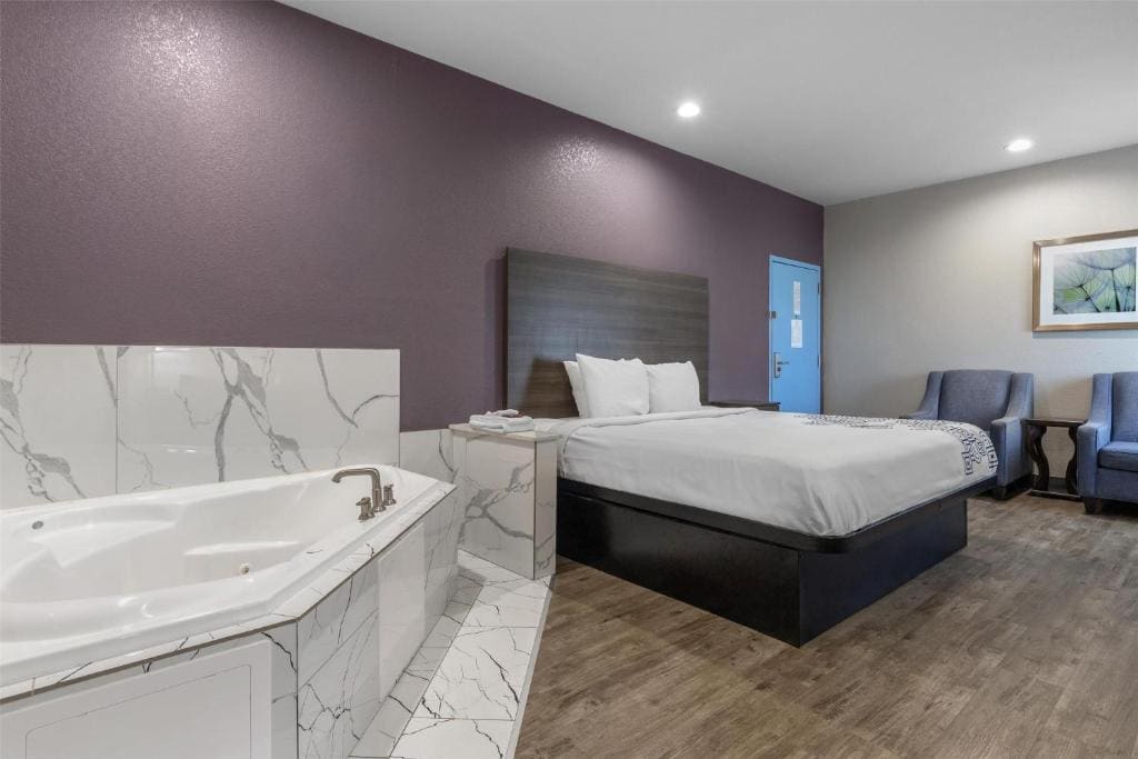 King Suite with Spa Bath room - Image 3