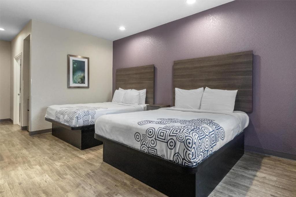 Queen Room with Two Queen Beds room - Image 3