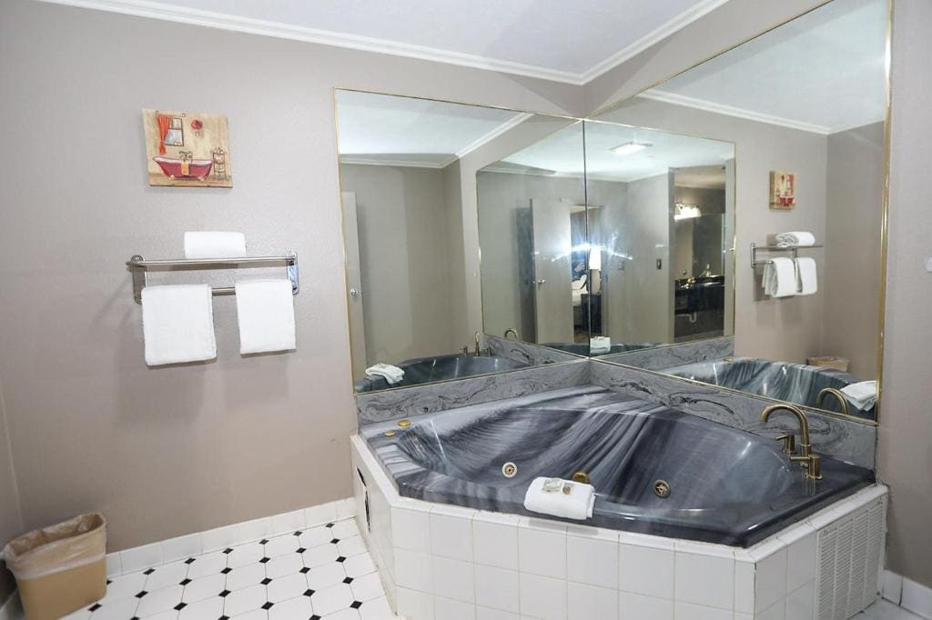 Two Room Suite with One King Bed & Spa Bath Non-Smoking room - Image 2