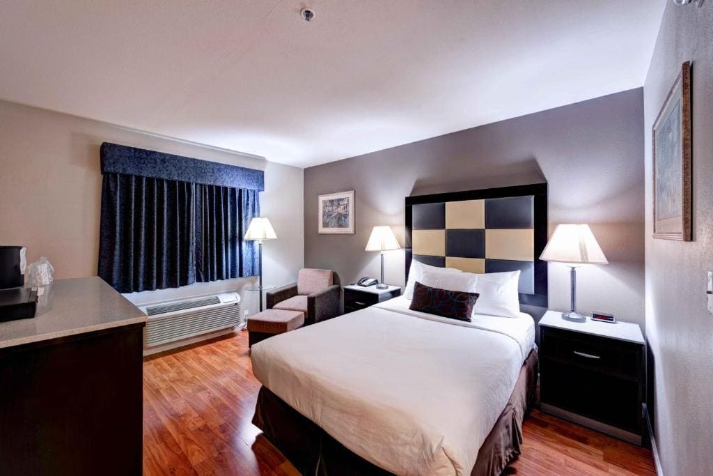 King Room with Bath Tub - Disability Access/Non-Smoking room - Image 3
