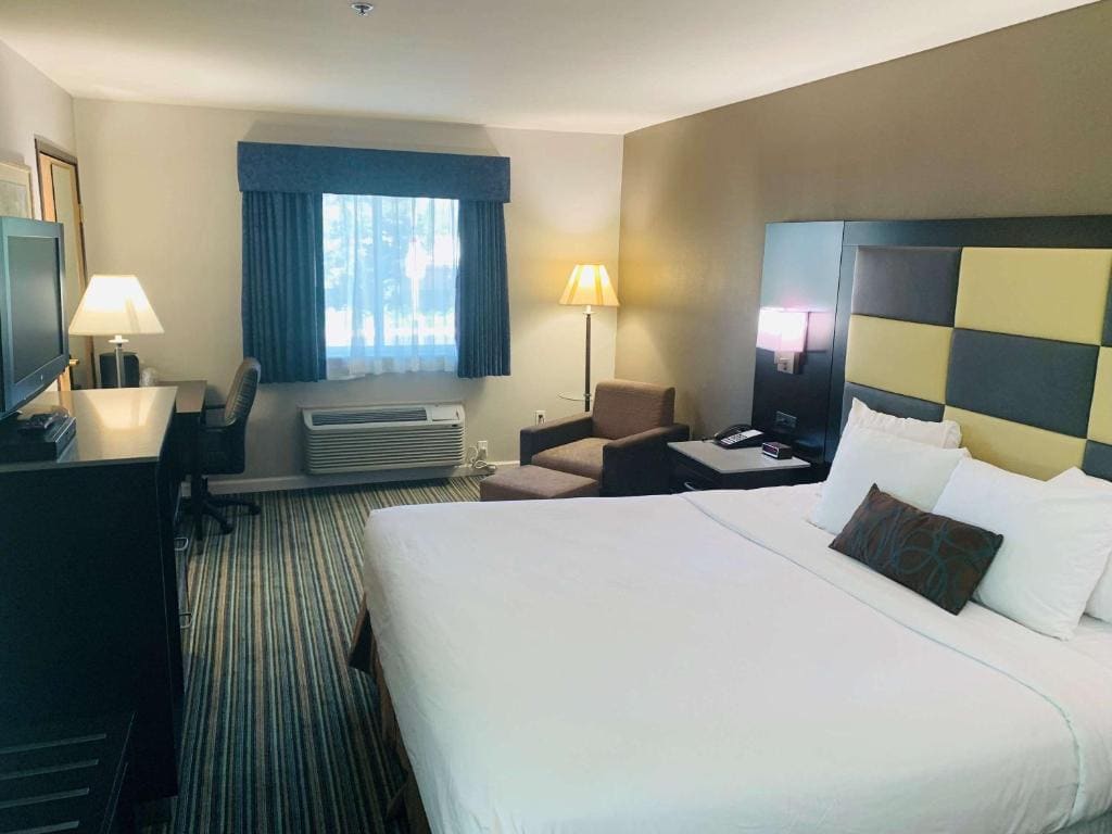 King Room with Bath Tub - Disability Access/Non-Smoking room - Image 2