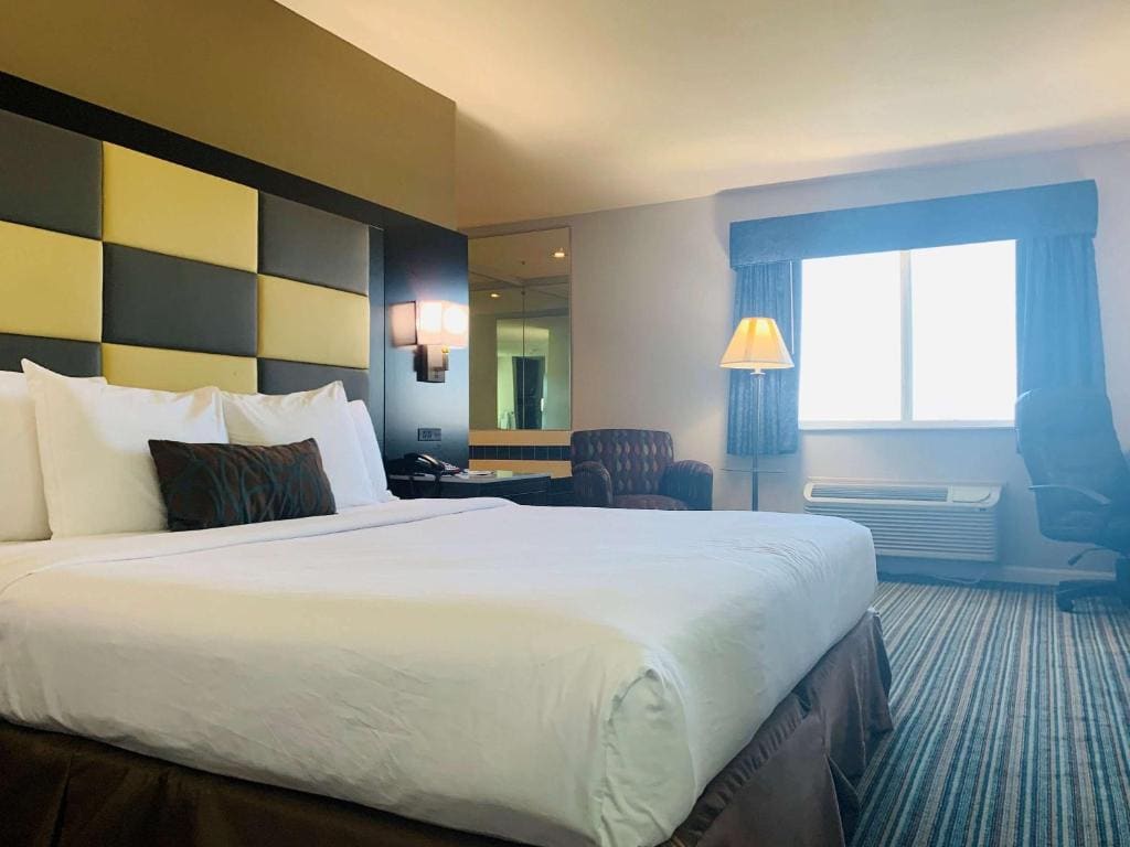 King Suite with Spa Bath room - Image 1