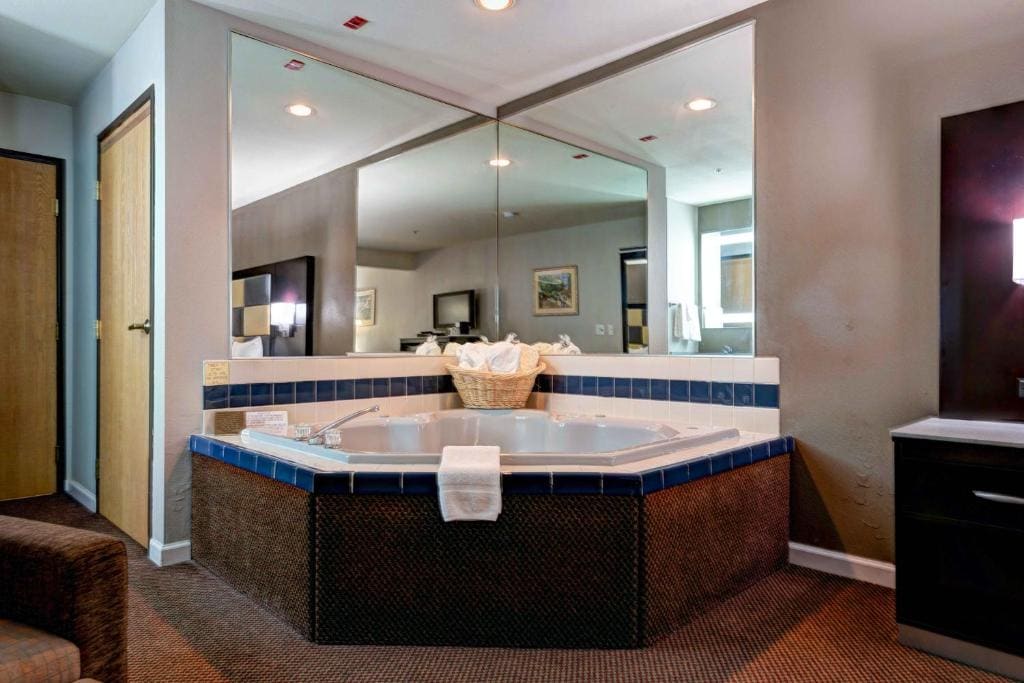 King Suite with Spa Bath room - Image 2