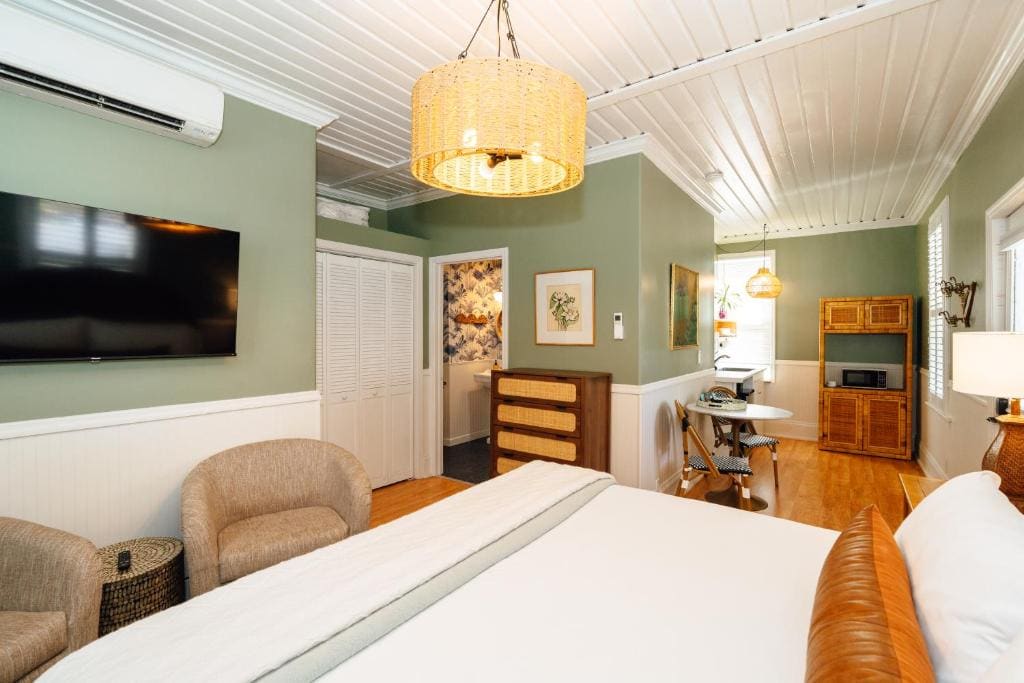 Deluxe Suite with Spa Bath room - Image 2
