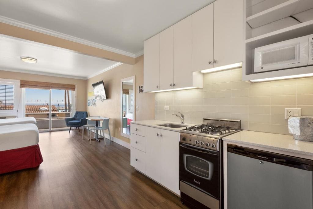 Queen Room with Balcony and kitchen room - Image 3